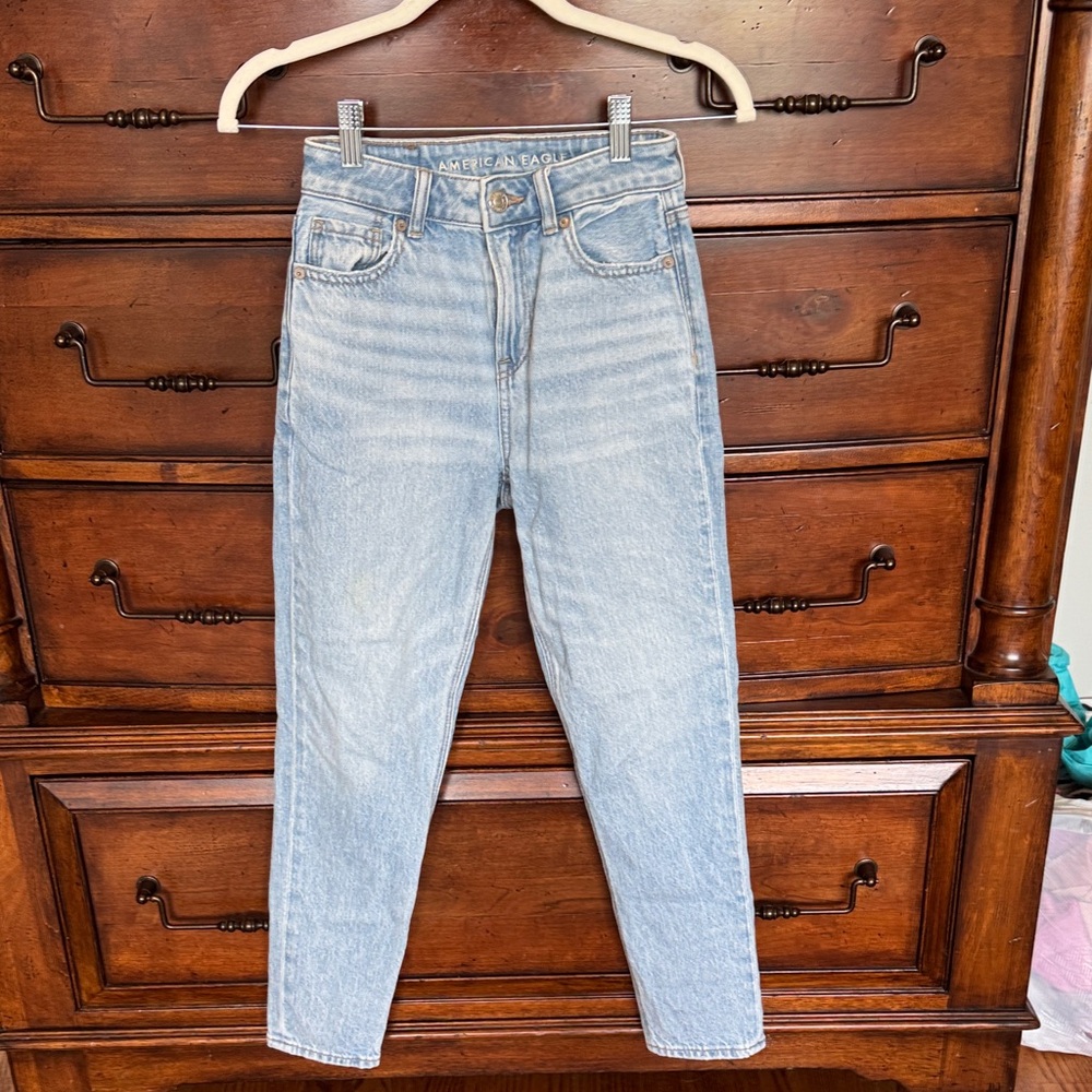American Eagle Outfitters Women's High Rise Mom Jean Light Wash Jeans 000 short